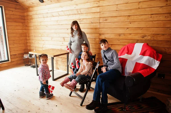 Семья Датскими Флагами Внутри Деревянного Дома Путешествие Скандинавские Страны Счастливейшие — стоковое фото