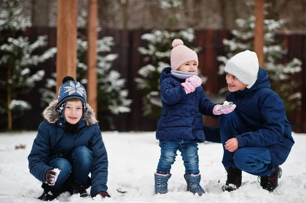 Tre Barn Leker Vinterdagen Bröder Med Den Längsta Systern — Stockfoto