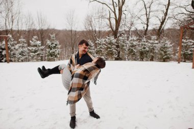 Çiftler kış günü battaniyelerini örterek birbirlerine aşık olurlar..