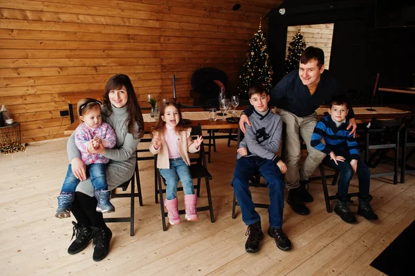 Familie Modernem Holzhaus Sitzt Tisch Mit Weihnachtsbaum Und Verbringt Zeit — Stockfoto
