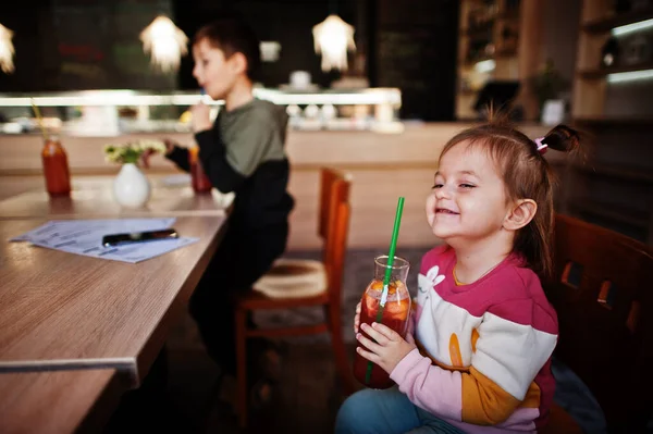 Vicces Kislány Kávézóban Limonádét Iszik — Stock Fotó