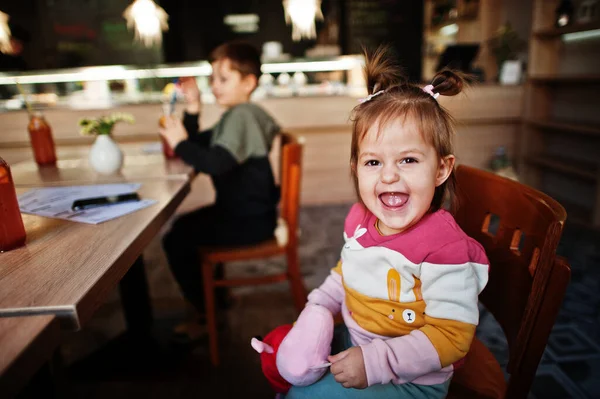 Lustiges Kleines Mädchen Sitzt Café Und Lacht — Stockfoto