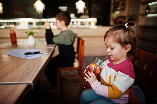 Lustiges Baby Mädchen Sitzt Café Und Trinkt Saftlimonade — Stockfoto