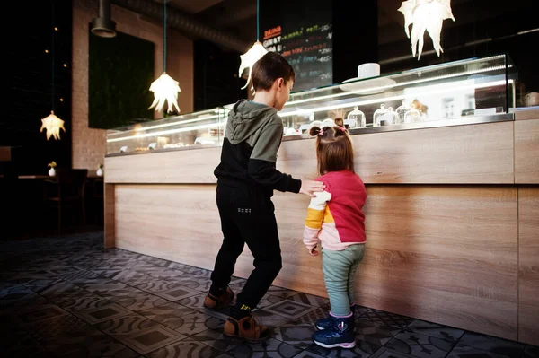 Hermano Con Hermana Cafetería Escogen Postre Del Escaparate —  Fotos de Stock