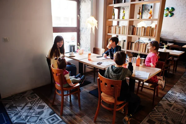 Mère Avec Quatre Enfants Passant Temps Café Déjeuner Famille Cafétéria — Photo