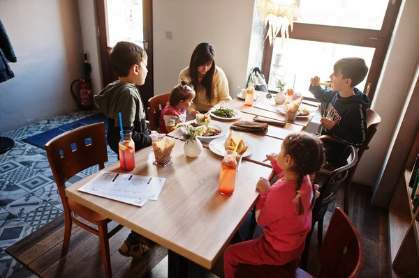 Mutter Mit Vier Kindern Verbringt Zeit Café Familienessen Der Cafeteria — Stockfoto