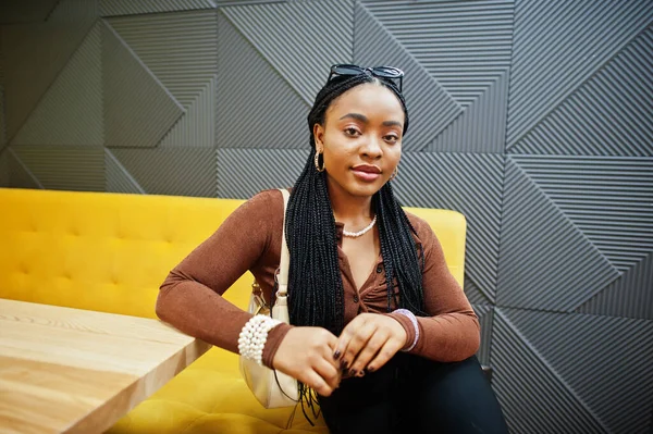 Mujer Afroamericana Camisa Marrón Pantalones Negros Sientan Cafetería — Foto de Stock