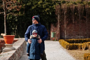 Baba ve oğlu tarihi Mikulov Kalesi, Moravia, Çek Cumhuriyeti. Eski Avrupa kasabası.