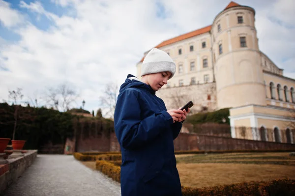 Chłopiec Patrząc Telefon Historycznym Zamku Mikulov Morawy Czechy Stare Miasto — Zdjęcie stockowe