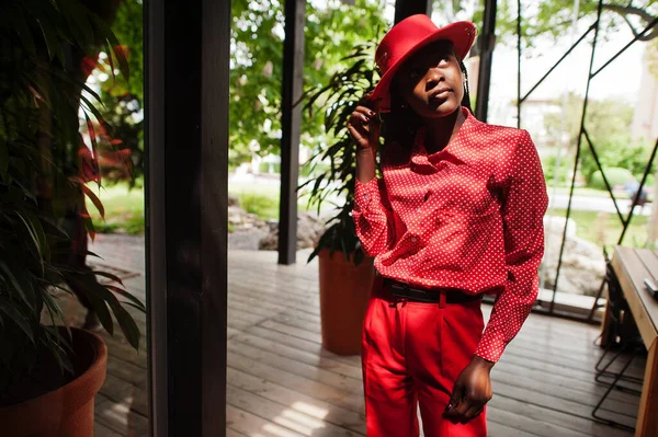 かなり編組ビジネスアフリカ系アメリカ人女性明るいボッシー人フレンドリーな摩耗オフィス赤いシャツ 帽子とズボン — ストック写真
