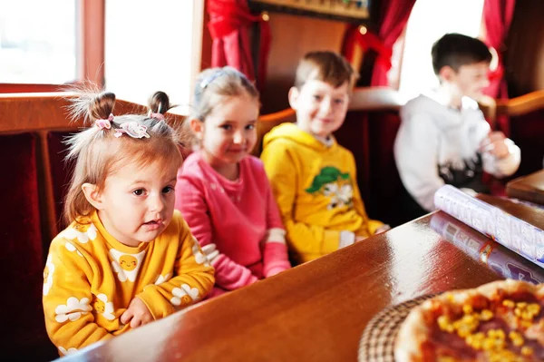 Geburtstagskinder Sitzen Tisch Und Essen Pizza — Stockfoto