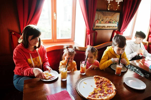 Geburtstagskinder Sitzen Tisch Und Essen Pizza — Stockfoto