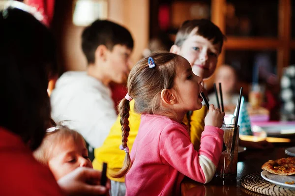 Niños Cumpleaños Sentados Mesa Comiendo Pizza Chica Beber Jugo — Foto de Stock