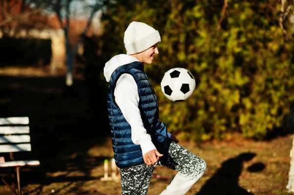 Oğlan Güneşli Baharda Futbol Topuyla Oynuyor — Stok fotoğraf