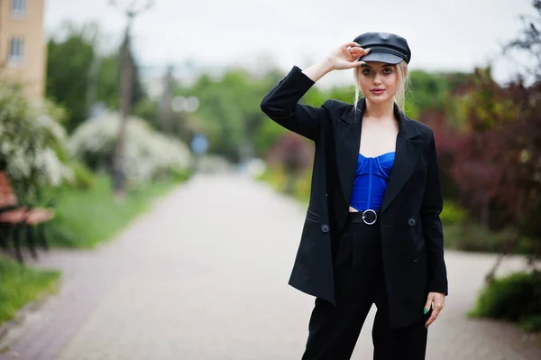 Retrato Hermosa Rubia Sexy Modelo Mujer Moda Gorra Todo Negro — Foto de Stock