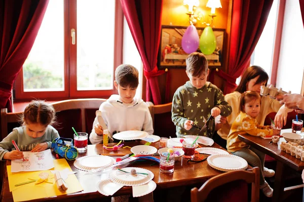 Vorbereitung Auf Das Osterkonzept Kinder Mit Mutter Basteln Von Hand — Stockfoto