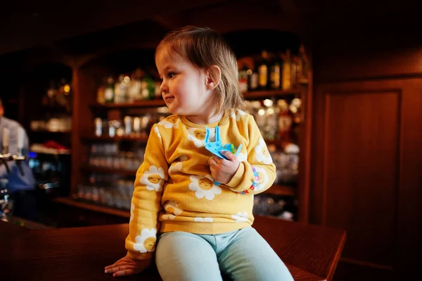 Připravujeme Velikonoce Baby Girl Sitting Hand Made Bunny Hands Bar — Stock fotografie
