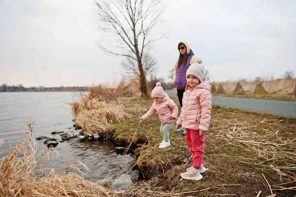 Mutter Mit Zwei Töchtern Ufer Des Sees — Stockfoto
