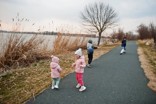 Les Enfants Courent Sur Chemin Près Lac — Photo