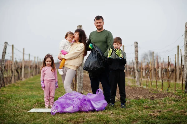 Keluarga Dengan Kantong Sampah Mengumpulkan Sampah Sambil Membersihkan Kebun Anggur — Stok Foto