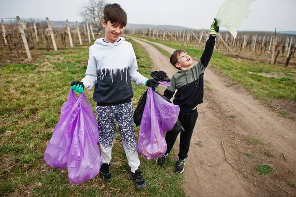 Saudara Dengan Kantong Sampah Mengumpulkan Sampah Sambil Membersihkan Kebun Anggur — Stok Foto