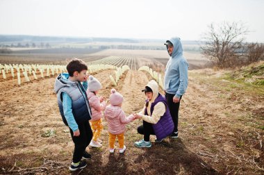 Bahar başında aile bağlara karşı ayakta duruyor..