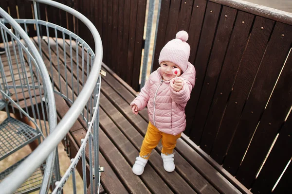 Baby Girl Show Lolipop Wooden Observation Tower — Stock Photo, Image