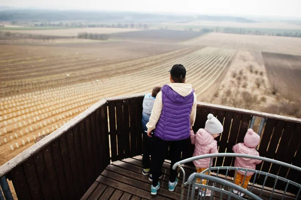 Tahta gözetleme kulesinde çocuklu anne..