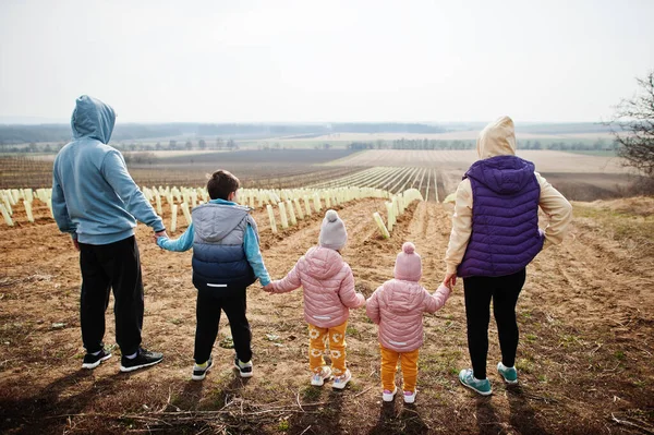 Baharın başında aile arkası üzüm bağına karşı ayakta durur.
