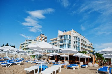 NESEBAR, BULGARIA - 17 Haziran 2021: Resort Nessebar manzaralı yaz yataklı plaj.
