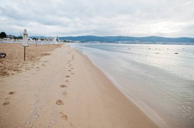 Bulgaristan 'ın Karadeniz kıyısında güneşli bir sahil. Yaz tatili tatili.