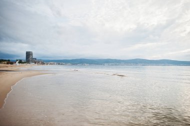 Bulgaristan 'ın Karadeniz kıyısında güneşli bir sahil. Yaz tatili tatili.