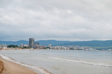 Bulgaristan 'ın Karadeniz kıyısında güneşli bir sahil. Yaz tatili tatili.