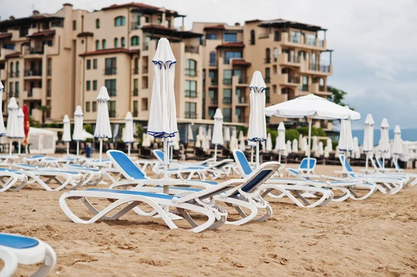 Bulgaristan 'ın Karadeniz kıyısında güneşli bir sahil. Yaz tatili tatili. Güneş yatakları.