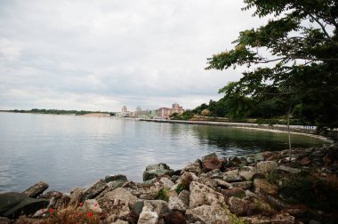 Bulgaristan 'ın Nesebar kentinde denizin taşlı kıyıları.