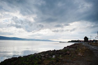 Bulgaristan 'ın Nesebar kentinde denizin taşlı kıyıları.