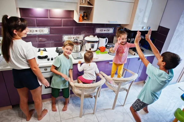 Matka Dziećmi Gotuje Kuchni Szczęśliwe Chwile Dla Dzieci Przybijcie Piątkę — Zdjęcie stockowe