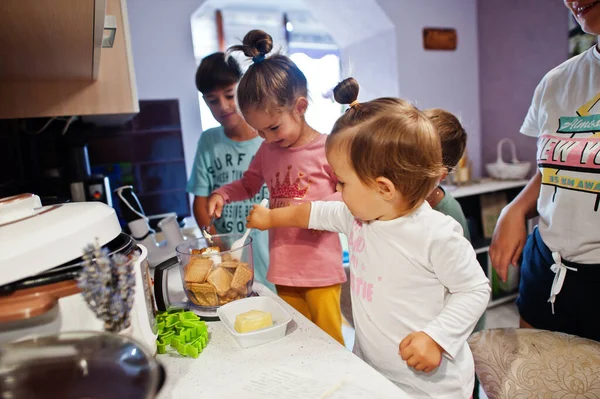 Мать Детьми Готовят Кухне Счастливые Детские Моменты — стоковое фото