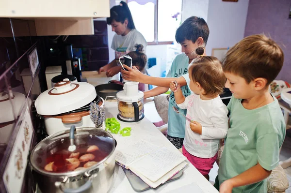 Μητέρα Παιδιά Μαγειρεύουν Στην Κουζίνα Χαρούμενες Στιγμές Για Παιδιά — Φωτογραφία Αρχείου