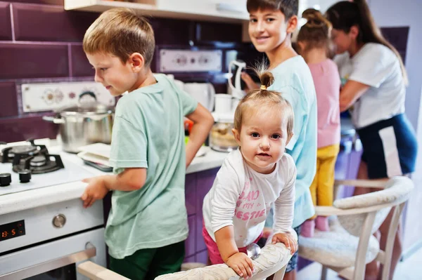 Μητέρα Παιδιά Μαγειρεύουν Στην Κουζίνα Χαρούμενες Στιγμές Για Παιδιά — Φωτογραφία Αρχείου