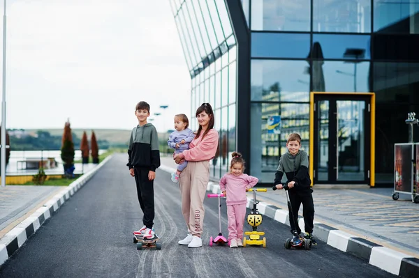 Junge Stilvolle Mutter Mit Vier Kindern Freien Sportfamilie Verbringt Freizeit — Stockfoto