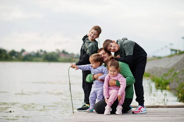 Vader Liefde Vader Met Vier Kinderen Buiten Pier Sport Grote — Stockfoto