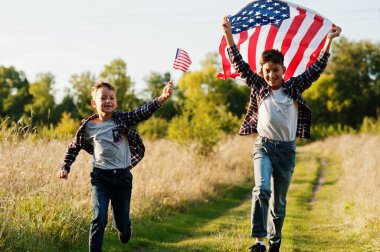 ABD bayrağıyla koşan iki kardeş. Amerika tatili. Ülkenin çocukları olmaktan gurur duyuyorum..