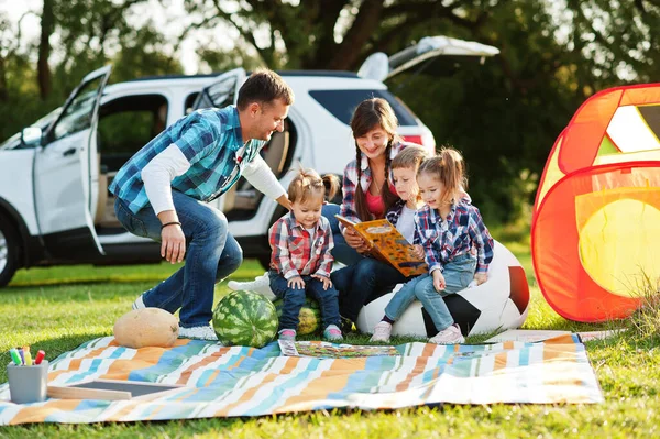 Familjen Spenderar Tid Tillsammans Tre Barn Utomhus Picknickfilt — Stockfoto