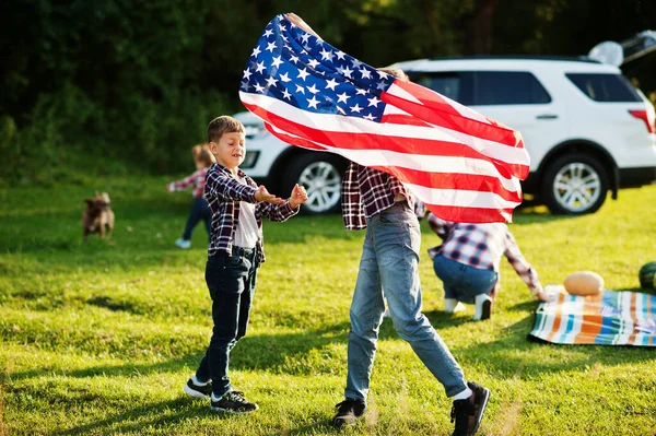 Familia Americana Pasando Tiempo Juntos Los Hermanos Juegan Con Banderas — Foto de Stock