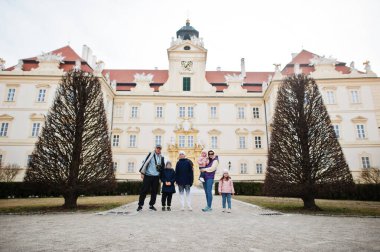Çek Cumhuriyeti Valtice Kalesi 'nde dört çocuklu bir aile.