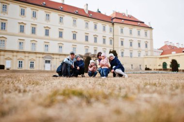 Çek Cumhuriyeti Valtice Sarayı 'nda dört çocuklu bir aile..
