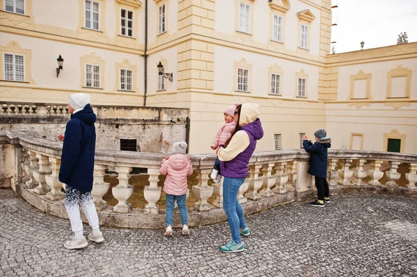 Mãe Com Quatro Filhos Castelo Valtice República Checa — Fotografia de Stock