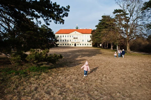 Madre Con Quattro Figli Parco Valtice Repubblica Ceca — Foto Stock