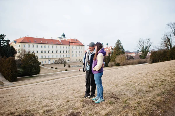 Para Turystów Pałacu Valtice Czechy — Zdjęcie stockowe